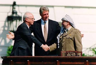 Jicchak Rabin, Bill Clinton a Jásir Arafat počas ceremónie podpisu Dohôd z Osla, 13. septembra 1993. Zdroj: Wikimedia Commons.